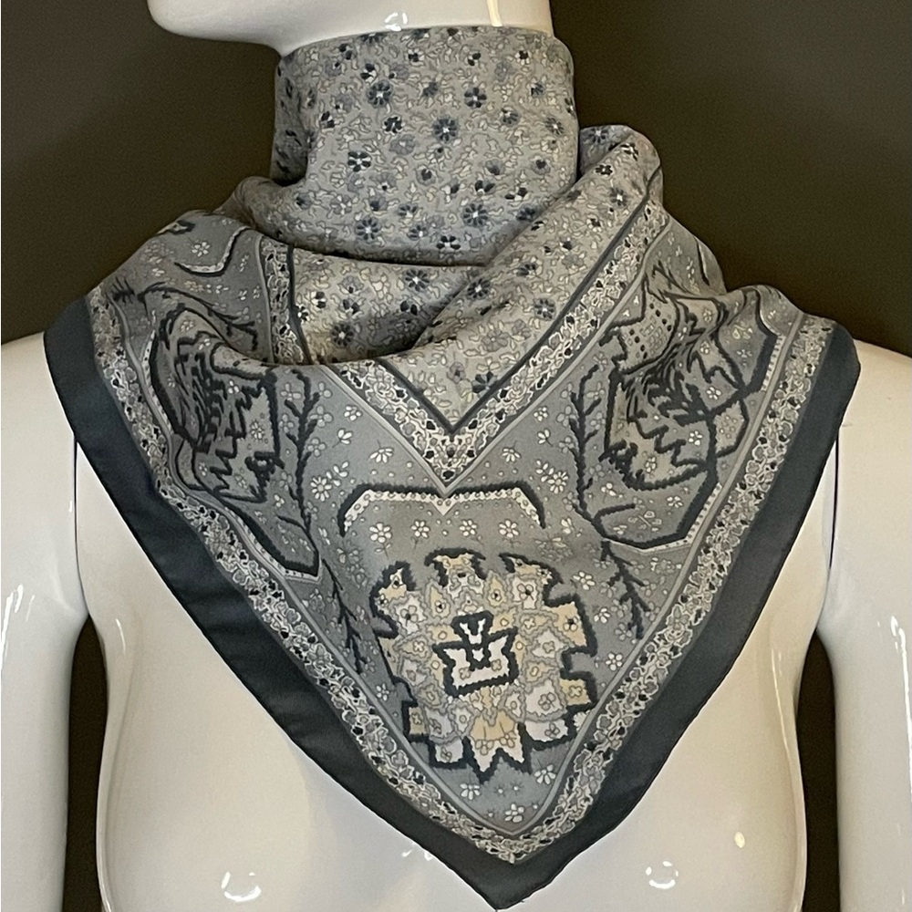 Chic Vintage 70s Scarf Gray Black 26 In Sq Excellent Mint Condition - Picture 9 of 10